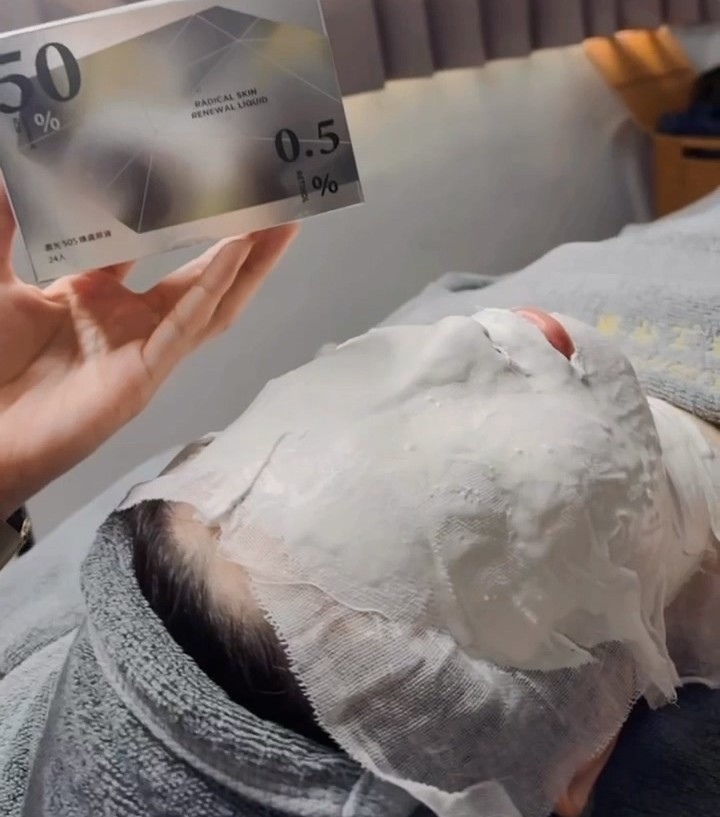 員林做臉修護：雲朵軟膜以奶粉為基底，像雲朵般柔軟親膚，具極佳的保濕性，搭配菸鹼醯胺、氧化鋅、甘草萃取物等多重珍貴成分，強化脆弱的表皮肌膚